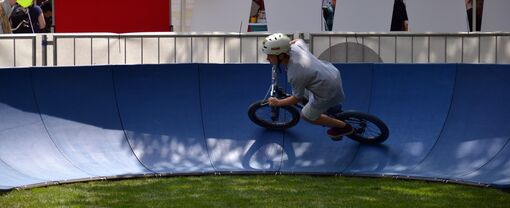 Ein Fahrradfahrer auf dem Pumptrack