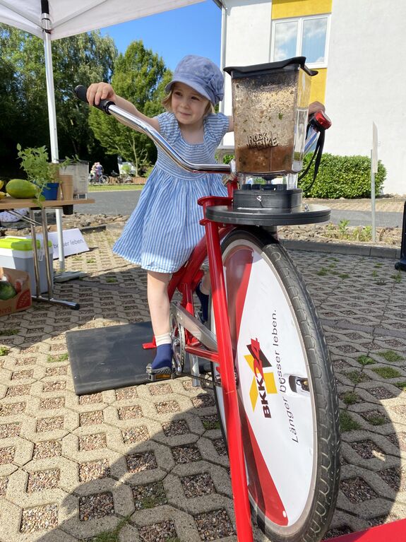 Kind sitzt auf Fahrrad