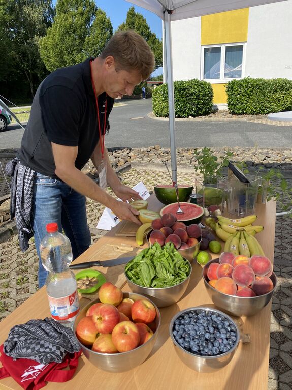 Mann schneidet Obst