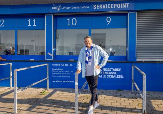 Marcus Plumanns vor der Krankenkasse Gelsenkirchen Schalke